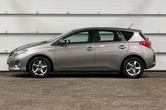 toyota-auris-elektrisitetbensin-2013-big-4