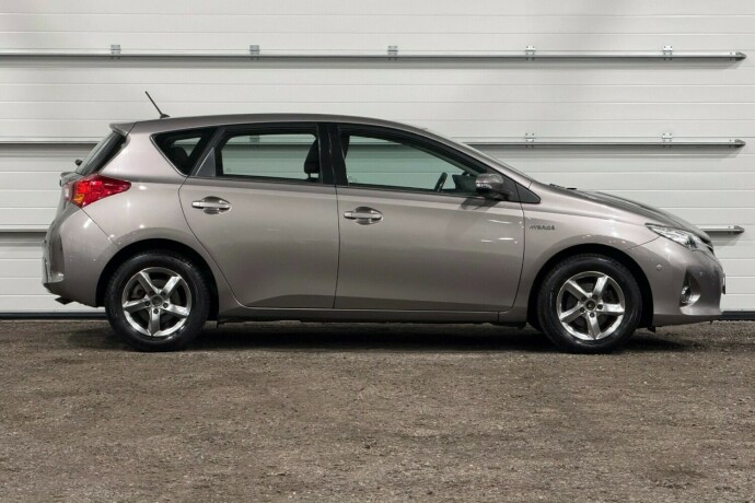 toyota-auris-elektrisitetbensin-2013-big-1