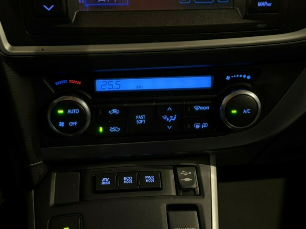 toyota-auris-elektrisitetbensin-2013-big-19