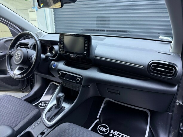 toyota-yaris-elektrisitetbensin-2020-big-11