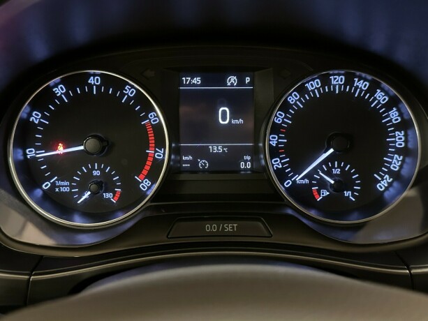 skoda-fabia-bensin-2017-big-9