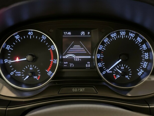 skoda-fabia-bensin-2017-big-10