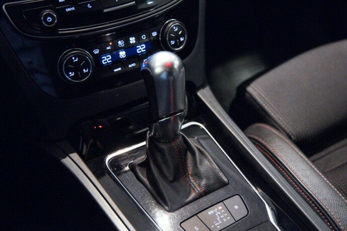 peugeot-508-bensin-2016-big-18