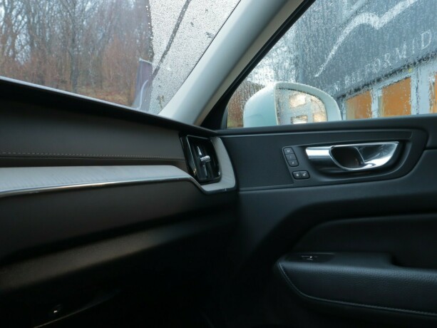 volvo-xc-60-elektrisitetbensin-2019-big-18