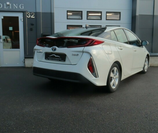 toyota-prius-elektrisitetbensin-2018-big-3