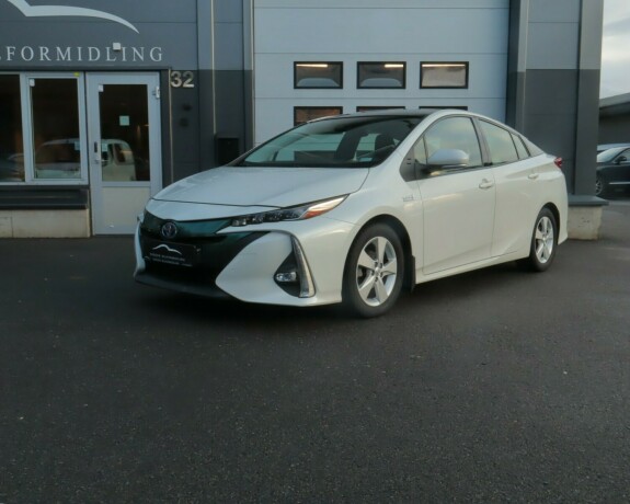 toyota-prius-elektrisitetbensin-2018-big-0