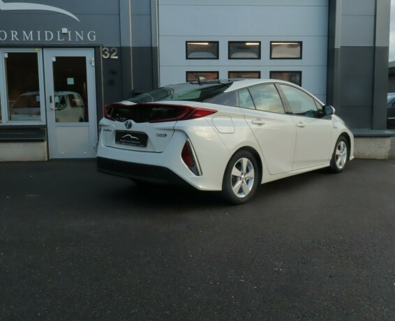 toyota-prius-elektrisitetbensin-2018-big-1