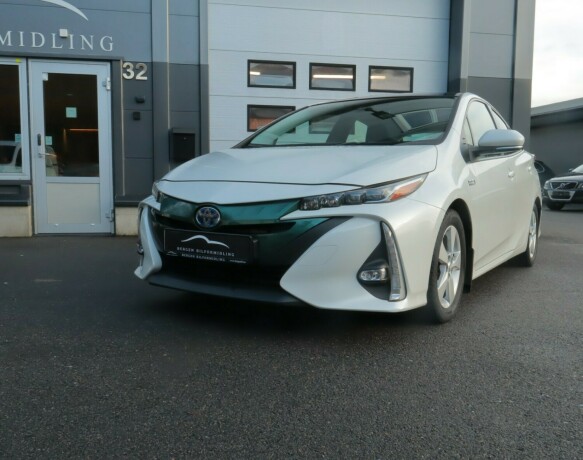 toyota-prius-elektrisitetbensin-2018-big-2