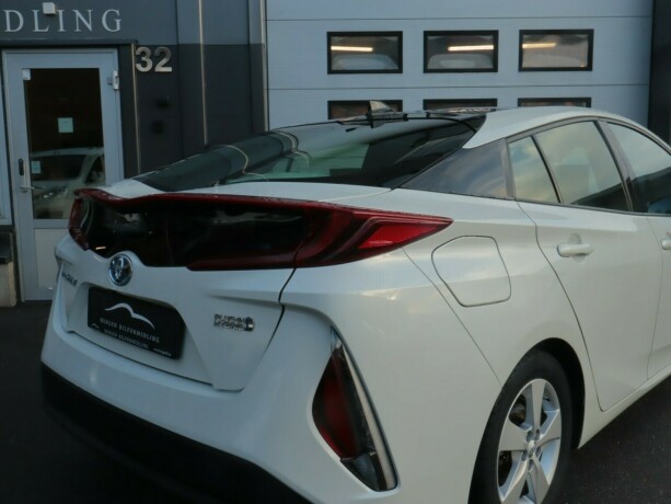 toyota-prius-elektrisitetbensin-2018-big-5