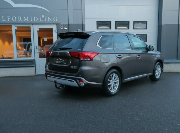 mitsubishi-outlander-elektrisitetbensin-2019-big-1