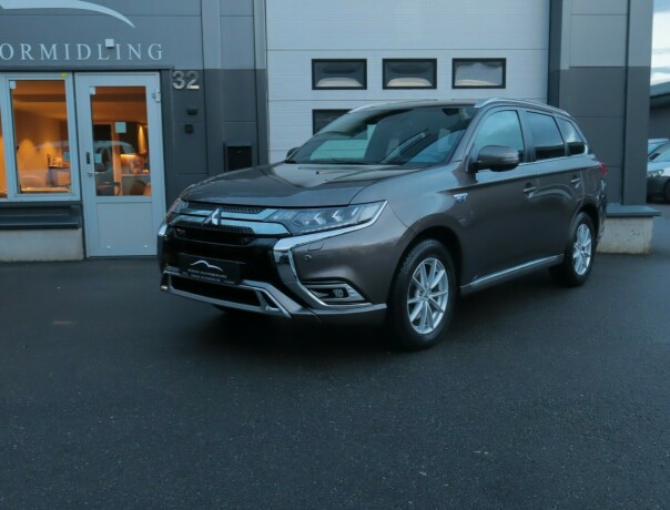 mitsubishi-outlander-elektrisitetbensin-2019-big-0