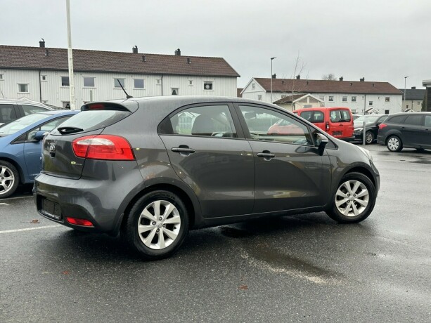 kia-rio-bensin-2013-big-3