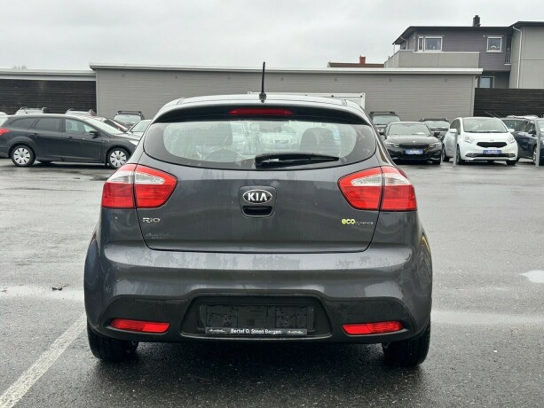 kia-rio-bensin-2013-big-4
