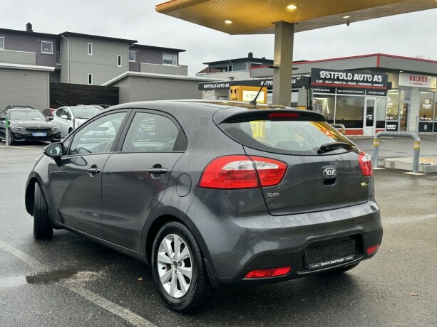 kia-rio-bensin-2013-big-5