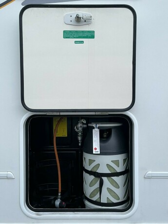 benimar-aristeo-694-queensbed-senkeseng-truma-6eh-stort-kj248leskap-fuktgasstest-tilstandsrapport-diesel-2015-big-11