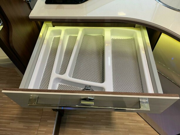 benimar-aristeo-694-queensbed-senkeseng-truma-6eh-stort-kj248leskap-fuktgasstest-tilstandsrapport-diesel-2015-big-35