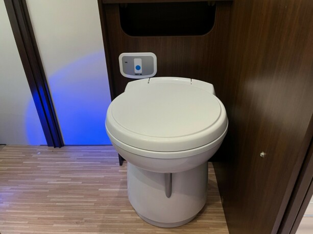 benimar-aristeo-694-queensbed-senkeseng-truma-6eh-stort-kj248leskap-fuktgasstest-tilstandsrapport-diesel-2015-big-61