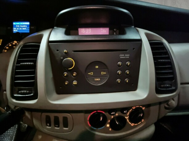 opel-vivaro-diesel-2006-big-12