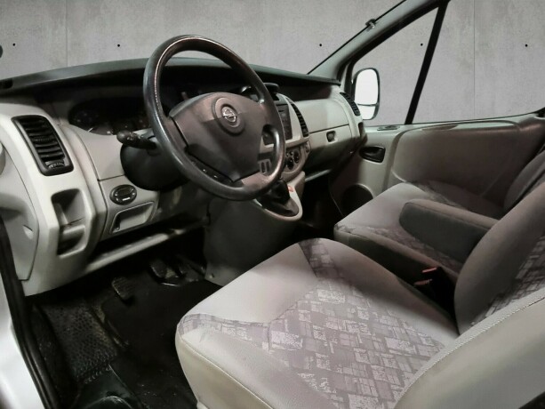 opel-vivaro-diesel-2006-big-8