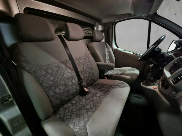 opel-vivaro-diesel-2006-big-9