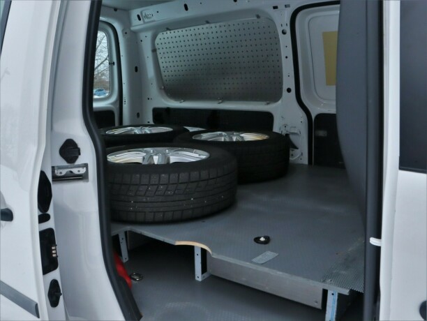 volkswagen-caddy-bensin-2019-big-12