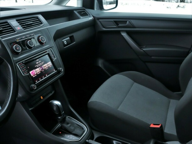 volkswagen-caddy-bensin-2019-big-19