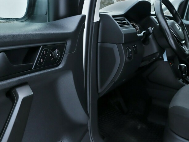 volkswagen-caddy-bensin-2019-big-21