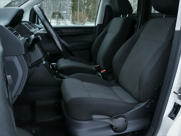 volkswagen-caddy-bensin-2019-big-16