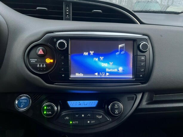 toyota-yaris-elektrisitetbensin-2014-big-16