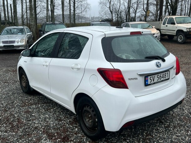toyota-yaris-elektrisitetbensin-2014-big-4