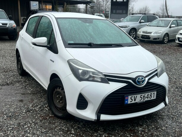 toyota-yaris-elektrisitetbensin-2014-big-0