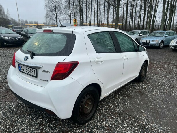 toyota-yaris-elektrisitetbensin-2014-big-6