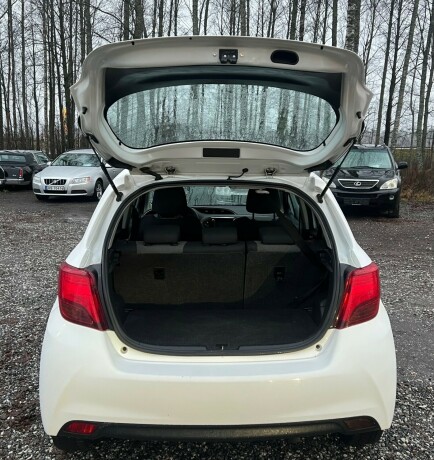 toyota-yaris-elektrisitetbensin-2014-big-13