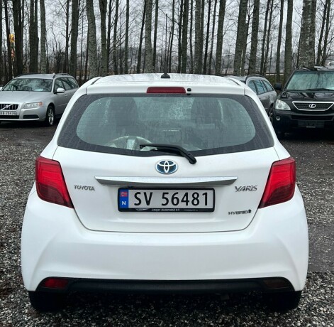toyota-yaris-elektrisitetbensin-2014-big-5