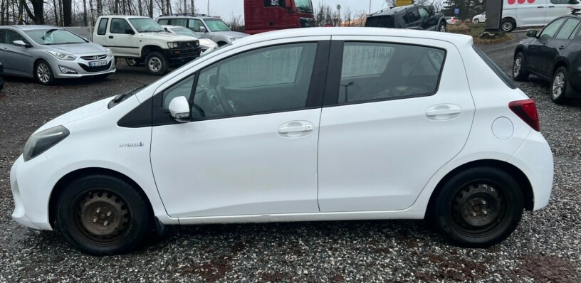 toyota-yaris-elektrisitetbensin-2014-big-3