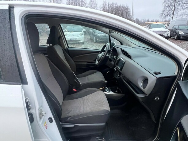 toyota-yaris-elektrisitetbensin-2014-big-8