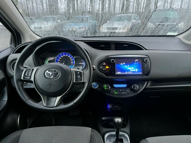 toyota-yaris-elektrisitetbensin-2014-big-14