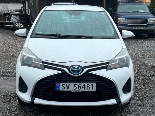 toyota-yaris-elektrisitetbensin-2014-big-1