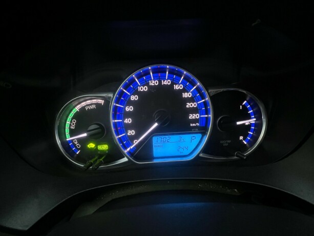 toyota-yaris-elektrisitetbensin-2014-big-15