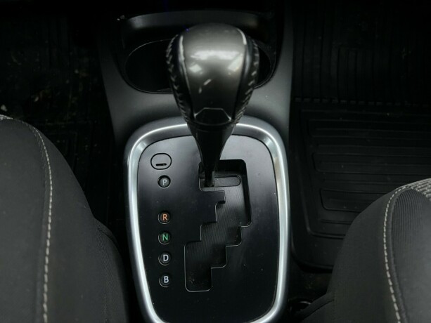 toyota-yaris-elektrisitetbensin-2014-big-17