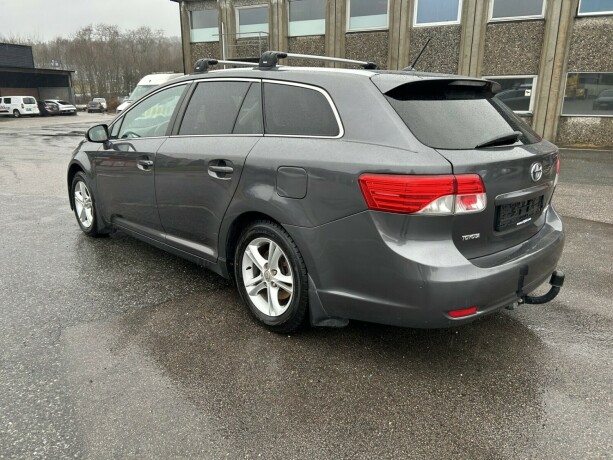 toyota-avensis-bensin-2013-big-4