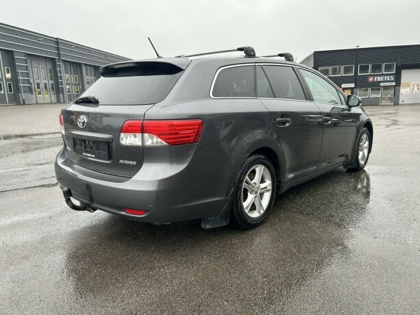 toyota-avensis-bensin-2013-big-6