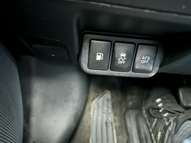 toyota-avensis-bensin-2013-big-19