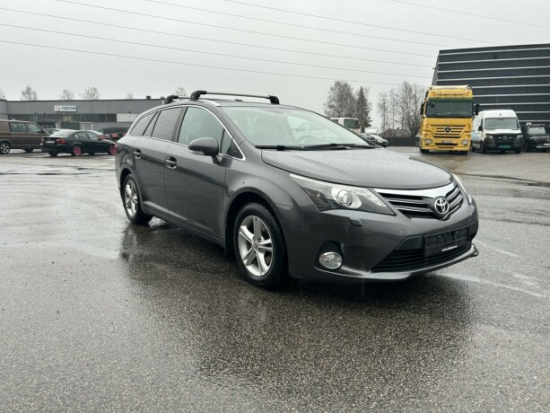 toyota-avensis-bensin-2013-big-0