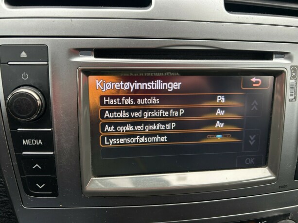 toyota-avensis-bensin-2013-big-27