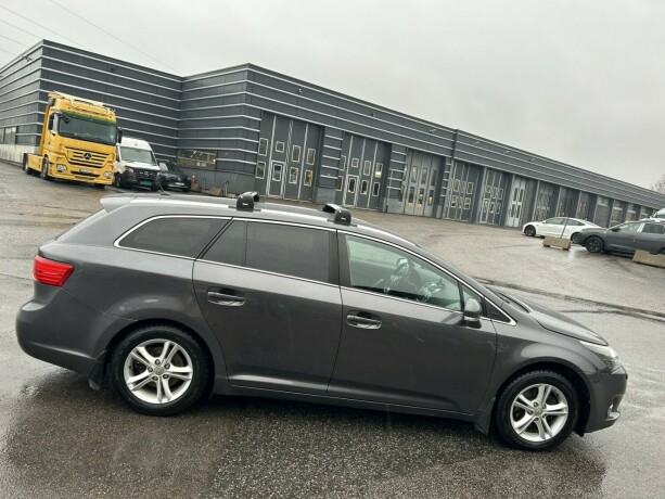 toyota-avensis-bensin-2013-big-7