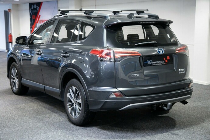 toyota-rav4-elektrisitetbensin-2018-big-1