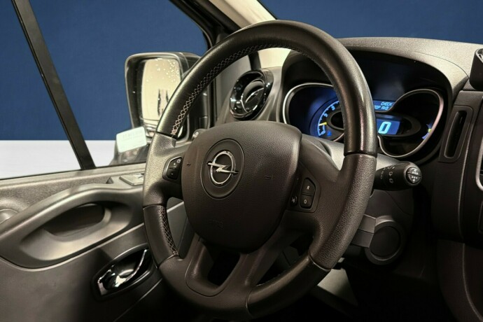 opel-vivaro-diesel-2017-big-13