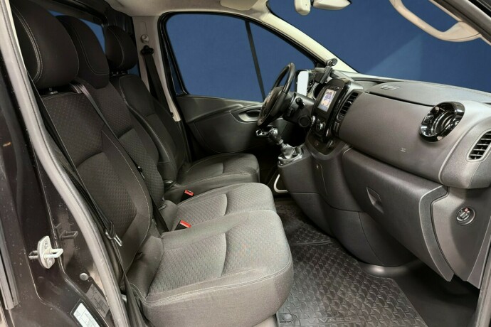 opel-vivaro-diesel-2017-big-11