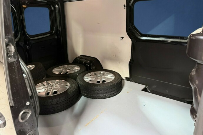 opel-vivaro-diesel-2017-big-14